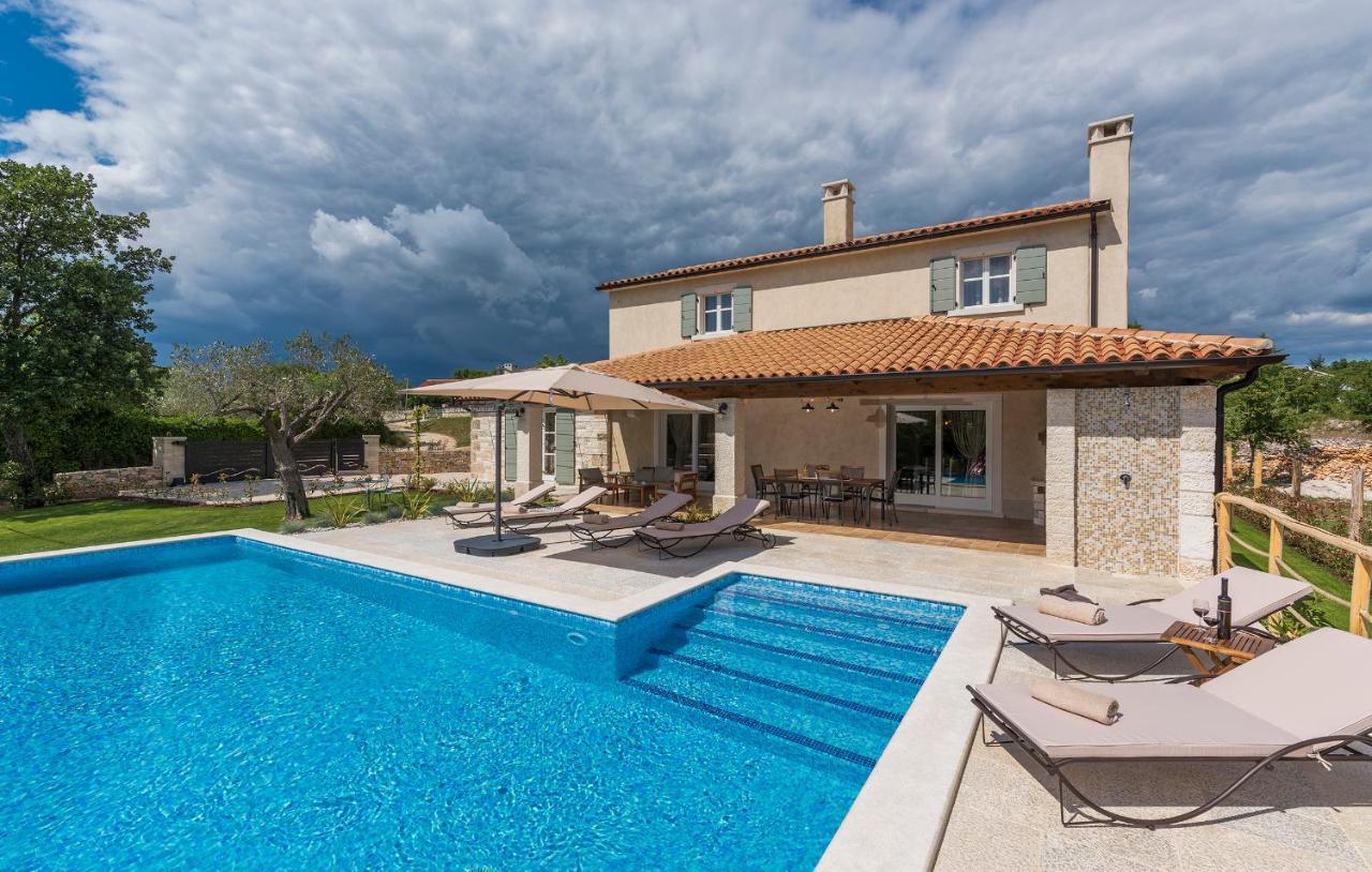 Villa-Osmium Smoljanci Exterior photo